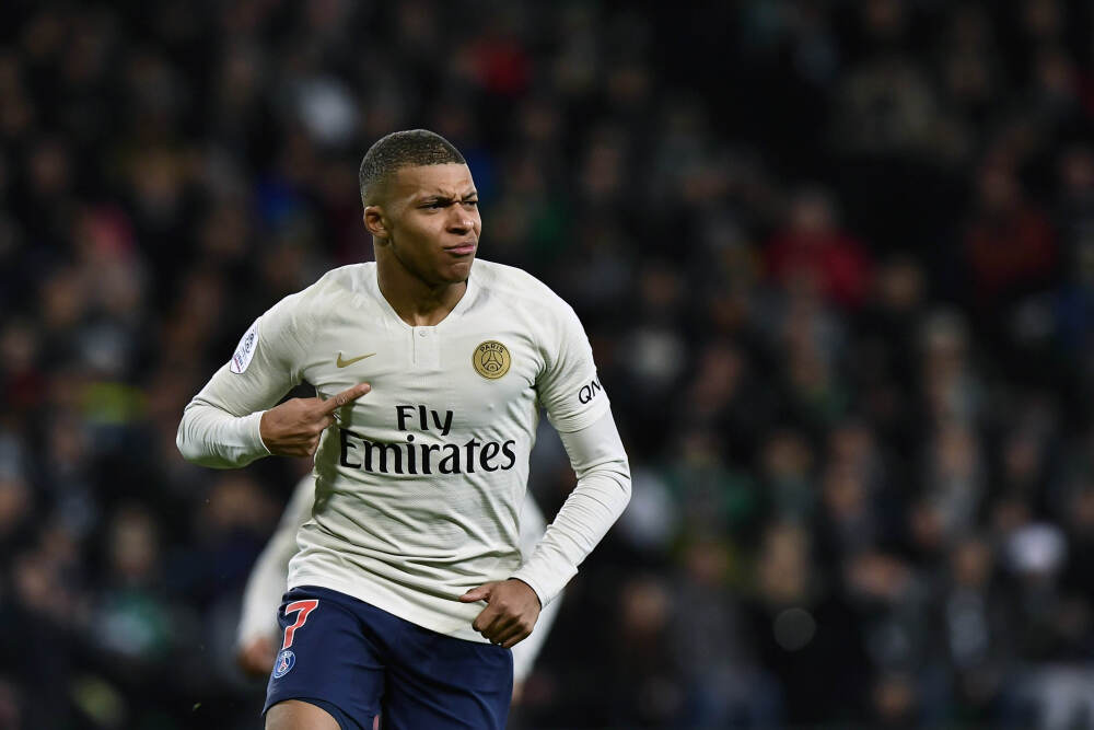 On Holding上调展望，保持高端定位不打折策略